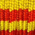Gros plan de guirlandes de souci artificielles orange et jaune pour décoration festive. - 150x6cm / 5 Rouge 5 Jaune