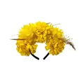 Vue détaillée d'un bandeau à fleurs jaunes avec plumes pour Halloween et fête - Jaune Vif