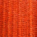 Dettaglio ravvicinato che mostra la trama fitta delle ghirlande di calendula artificiale - 150x6cm / Rosso