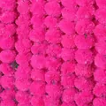 Vue détaillée de fleurs de souci artificielles rose vif pour une décoration festive - 150x6cm / rose fuchsia