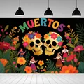 Detail eines Dia de Muertos-Hintergrunds mit Zuckerschädeln und Blumen für Partys. - Tag Der Toten Hintergrund (BJBWLJ0015) / 125*80cm