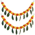Vista dettagliata della ghirlanda di calendula e foglie di mango per decoro festivo. - Set di 2