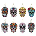 Huit pendentifs têtes de mort en bois colorés pour la fête des morts avec cordes de suspension - Ensemble de 8 pièces