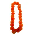Detailansicht der leuchtend orangefarbenen Marigold-Girlande für Dia de los Muertos. - Orangerot