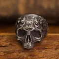 Primo piano di anello teschio punk vintage con intricati intagli floreali e finitura - Argento Antico