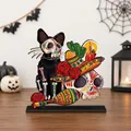 Detalle de adorno de madera del Día de los Muertos con calavera de azúcar y sombrero - Calavera de Azúcar con Máscara de Gato Negro (6269402187768)