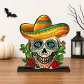 Vista detallada del adorno de calavera de madera con sombrero mexicano - Calavera de Azúcar con Sombrero Amarillo (6269402187767)