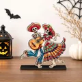 Vista detallada del adorno de mesa de madera de esqueletos bailando del Día de Muertos - Dúo de Esqueletos Bailando (6269402187765)