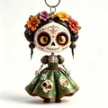 Detail van een Mexicaanse suikerschedel fee sleutelhanger met bloemenkroon en jurk. - Donkergroene Jurk Stijl (3) / 5cm