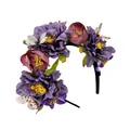 Vista detallada de diadema floral con flores púrpuras y mariposas - Púrpura