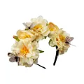 Primer plano de una diadema floral crema con delicados detalles de mariposas para festivales - Champán