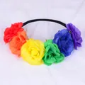 Vue détaillée montrant les roses en tissu arc-en-ciel sur le bandeau élastique noir - Tour de tête 48 cm / Style Rose Arc-en-ciel (QH275-2)