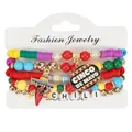 Nahaufnahme von Cinco de Mayo Perlenarmbändern mit Chili-Anhänger und Buchstabenperlen - Sombrero Chili Festival Stil / 4-teiliges Set