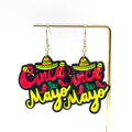 Vista dettagliata degli orecchini in legno Cinco de Mayo con design sombrero - Cinco de Mayo