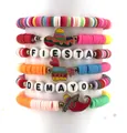 Vue détaillée des bracelets de perles colorés Cinco de Mayo avec breloques Pinata et Sombrero. - Style Piment Ensemble 3