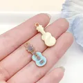 Gitaarvormige emaille bedeltjes voor DIY-sieraden in lichtblauw en goudkleurige lak - Gitaar Stijl (19467) / 1 Stuk/Verpakking (23x10mm) / Meerblauw
