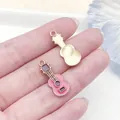 Roze emaille gitaarvormige hanger voor DIY armband en halsketting sieraden accessoires - Gitaar Stijl (19471) / 1 Stuk/Verpakking (23x10mm) / Rozerood