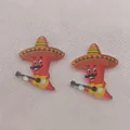 Vue détaillée des breloques en acrylique piment mexicain avec sombrero et guitare - Style Piment Guitare Personnifié (1)