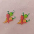 Vue détaillée de breloques en acrylique piment pour bijoux de carnaval mexicain. - Style de Lot de Piments Tricolores (2)