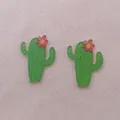 Vue détaillée de breloques cactus en acrylique vert avec fleurs rouges pour bijoux DIY - Style Cactus Épineux Réaliste (3)