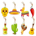 Primo piano di vari ciondoli messicani in legno tra cui chitarra e cactus - Stile Icone Messicane (1) / Set da 16 pezzi