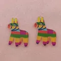 Détail macro de breloques piñata en acrylique arc-en-ciel pour la création de bijoux DIY mexicains - Style Cheval Pinata à Rayures Arc-en-Ciel (4)