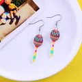 Dettaglio di orecchini Maracas colorati progettati per feste a tema carnevale messicano. - Maracas Singola