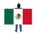 Vue arrière d'une personne portant un grand drapeau du Mexique 150x90cm en guise de cape - Drapeau de cape