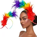 Lebhafter Regenbogen-Feder-Haarreif, getragen von einem Modell vor weißem Hintergrund - Bunt