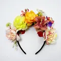 Nahaufnahme lebhafter Kunstblumen auf einem floralen Stirnband im Forest-Style mit bunten Blüten - Blassgelb Rosa Kombination (5#)