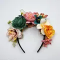Detailansicht eines böhmischen Blumen-Stirnbandes mit bunten künstlichen Blumen - Ingwer Dunkelgrün Farblock (4#)