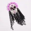 Vista dettagliata della maschera messicana del Giorno dei Morti con fiori viola e velo nero - Viola Chiaro