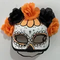 Gros plan d'un masque du Jour des Morts avec fleurs orange et noires éclatantes - Style Mariée Fantôme à Demi-Visage Orange