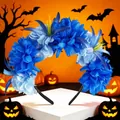Vue détaillée du serre-tête fleuri bleu d'Halloween avec des soucis simulés vibrants - Bleu