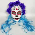 Masque de crâne du Jour des Morts avec roses violettes et longs cheveux bleus - Style Fleur Bleue Jour des Morts