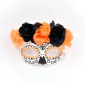 Détail du masque tête de mort blanche avec roses orange et noires pour le Jour des Morts - Style Floral Orange et Noir avec Toile d'Araignée (Style 3)