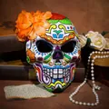 Detailansicht einer lebhaften mexikanischen Tag der Toten Maske mit Blumendruck. - Gelbe Blumenart