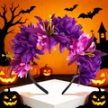 Vue détaillée de fleurs de souci violettes sur un serre-tête sur le thème d'Halloween. - Souci Fleur Artificielle (FG226-2) / Violet
