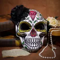 Verzierte Tag der Toten Maske mit lebendigen Mustern und schwarzer Stoffblume als Akzent - Schwarzer Blumenstil