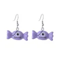 Vue détaillée des boucles d'oreilles bonbons d'Halloween violettes avec visage de monstre. - Bonbon Dessin Animé Violet (9)