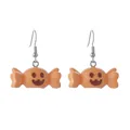 Vue détaillée des boucles d'oreilles bonbon orange pour Halloween avec un joli sourire. - Bonbon Souriant Orange (10)