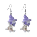 Détails rapprochés des boucles d'oreilles squelette d'Halloween avec chapeaux de sorcière - Squelette au Chapeau de Sorcier Violet (6)