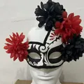 Élégant masque de mascarade du Jour des Morts avec fleurs vibrantes rouges et noires - Style à Cornes Courbées Florales Noir et Blanc