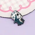 Détail macro d'un pin's en émail skater girl tête de mort bleue pour sacs à dos - Fille de Calavera Bleue (A195-85)