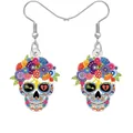 Vue détaillée de la couronne florale sur ces boucles d'oreilles tête de mort en acrylique - Style 1
