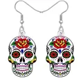 Vue détaillée de boucles d'oreilles crâne en acrylique avec des motifs floraux vifs. - Style 2