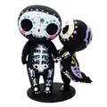 Vista detallada de figuras de pareja de calaveras de azúcar en resina con patrones pintados. - Esqueleto Sentado (Calavera de Azúcar 2)