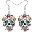 Gros plan de boucles d'oreilles colorées en forme de crâne de sucre avec motifs floraux. - Style 4