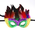 Lebhafte Karnevals-Maskerademaske mit bunten Pailletten und langen, auffälligen Federn - Maske Stil C-3