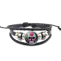Detailopname van meerlaagse leren armband met kleurrijke Mexicaanse suikerschedel - Mexicaanse Suiker Schedel Stijl (XL0195)